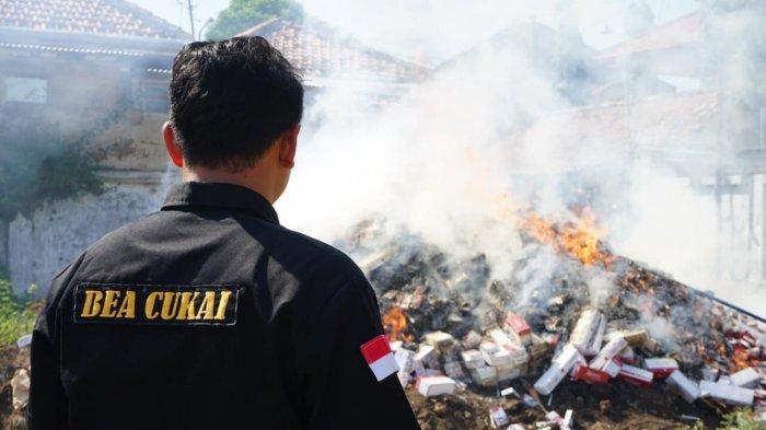 Gambar Slider 2: Petugas Bea Cukai Melayani Masyarakat